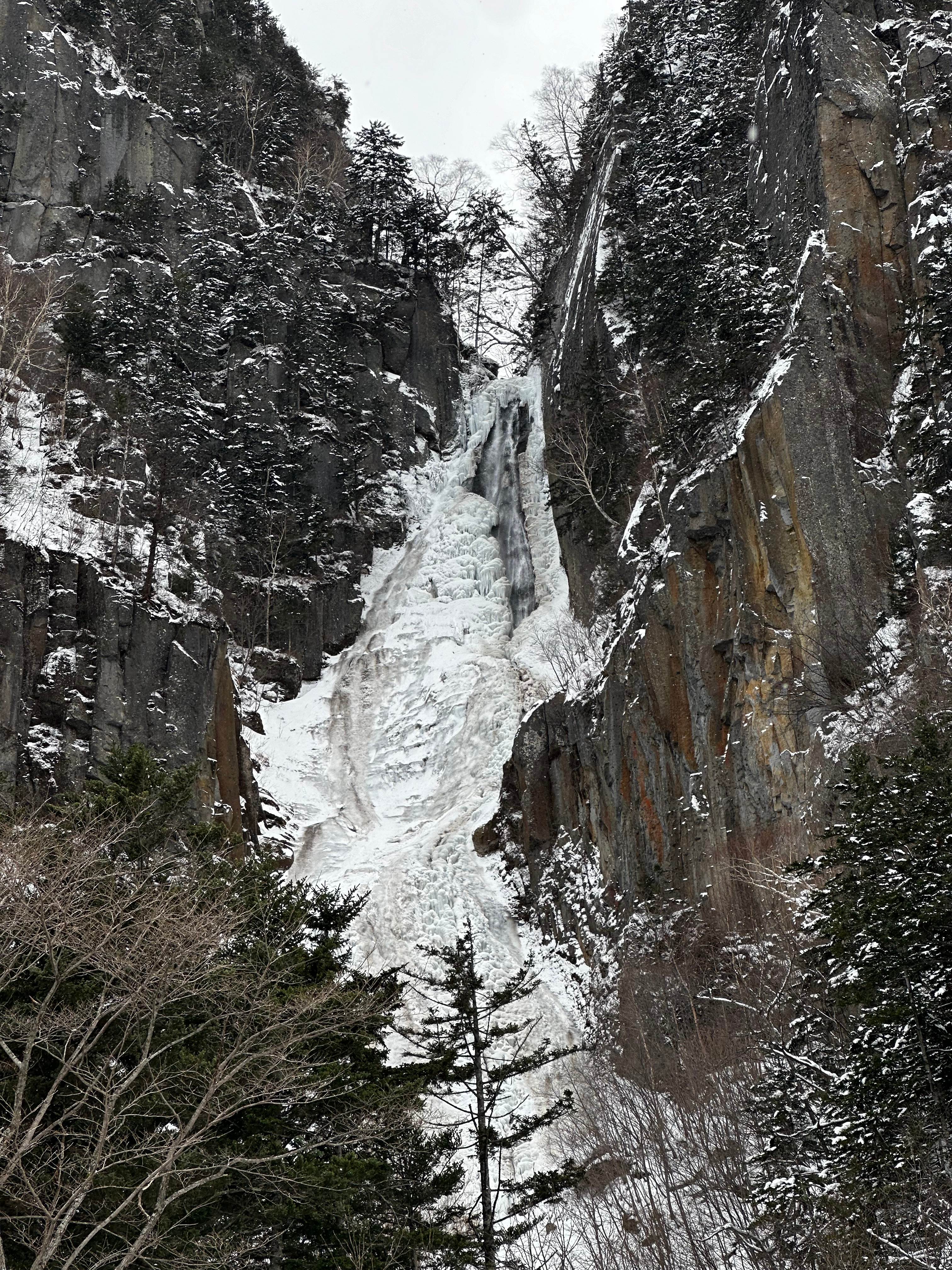 冬に凍りついた上川の滝(氷瀑)