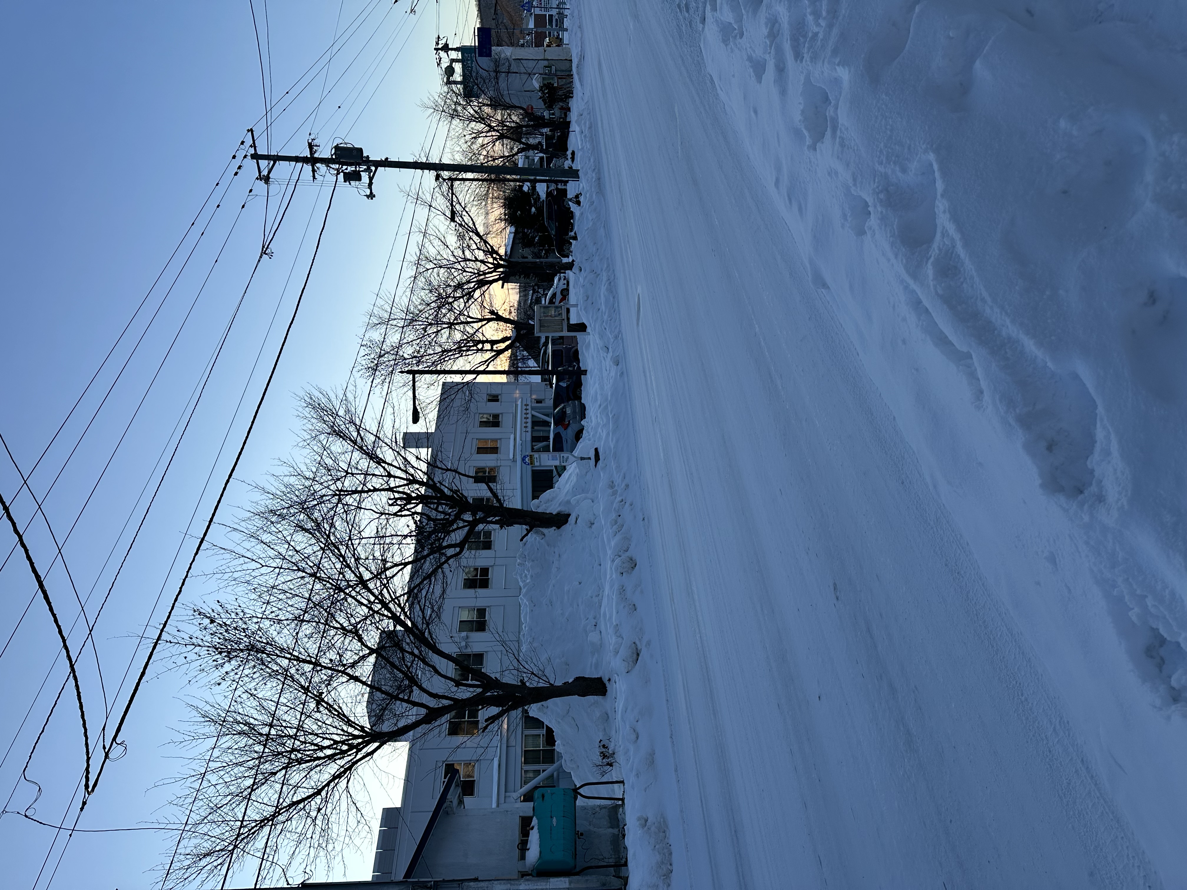雪が積もった上川町の夕暮れの通り