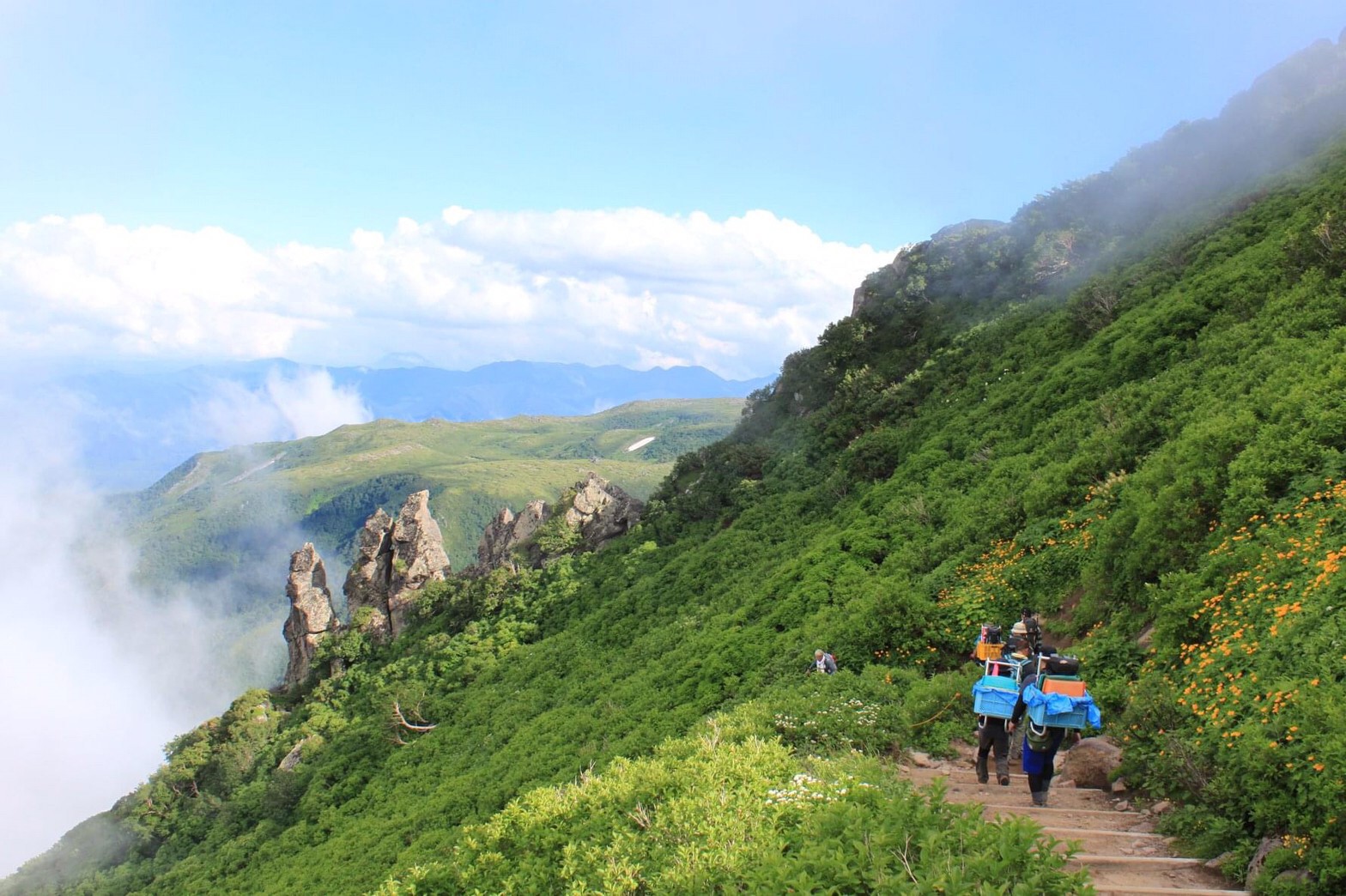 上川の山道を登るハイカーたち